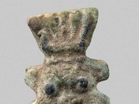 Aeg F 78  Aeg F 78, Spätzeit, Kopf des Bes, Hellgrüne Fayence, H 2,6 cm, B 1,8 cm, T 0,7 cm : Bestandskatalog Ägypten, Museumsfoto: Claus Cordes
